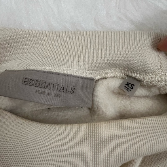 FEAR OF GOD ESSENTIALS
Off-White Crewneck Sweatshirt - Picture 4 of 11